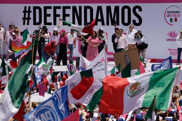 Marea Rosa Rally Supporting Candidate Xochitl Galvez - Mexico Candidate for the Presidency of Mexico, Xochitl Galvez of the Fuerza y ??Corazon por Mexico coalition aheads a campaign rally called Pink Tide in the main square, Mexico City Zocalo. on May 19, 2024 in Mexico City, Mexico. Photo by Luis Barron Eyepix Group ABACAPRESS.COM Mexico City Mexico  Copyright: xBarronxLuis Eyepix ABACAx