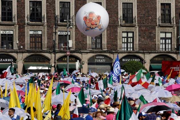 Marea Rosa Rally Supporting Candidate Xochitl Galvez - Mexico Hundreds of supporters of the presidential candidate of Mexico, Xochitl Galvez of the Fuerza y ??Corazon por Mexico coalition attend a campaign rally called Pink Tide in the main square, Mexico City Zocalo. on May 19, 2024 in Mexico City, Mexico. Photo by Luis Barron Eyepix Group ABACAPRESS.COM Mexico City Mexico  Copyright: xBarronxLuis Eyepix ABACAx