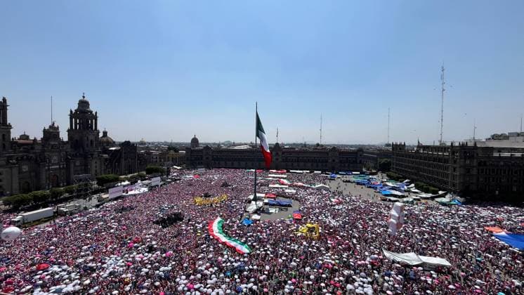Marea Rosa Rally Supporting Candidate Xochitl Galvez - Mexico Hundreds of supporters of the presidential candidate of Mexico, Xochitl Galvez of the Fuerza y ??Corazon por Mexico coalition attend a campaign rally called Pink Tide in the main square, Mexico City Zocalo. on May 19, 2024 in Mexico City, Mexico. Photo by Luis Barron Eyepix Group ABACAPRESS.COM Mexico City Mexico  Copyright: xBarronxLuis Eyepix ABACAx