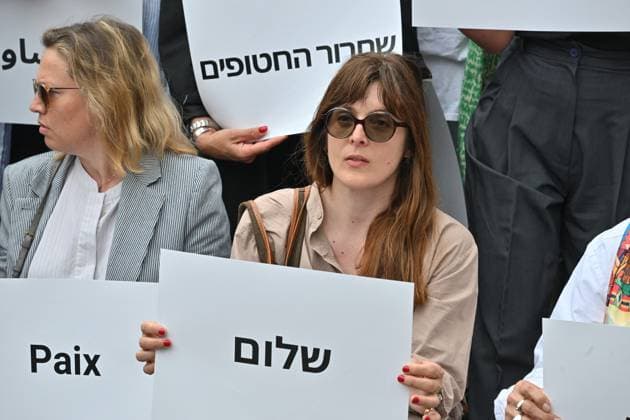Cannes 2024 Demonstration Guerrieres De La Paix Valerie Donzelli at a feminist demonstration for peace by Guerrieres de la Paix association (Warriors For Peace) during the 77th Cannes Film Festival in Cannes, France on May 20, 2024. Photo by Julien Reynaud APS-Medias ABACAPRESS.COM Cannes France  Copyright: xReynaudxJulien APS-Medias ABACAx