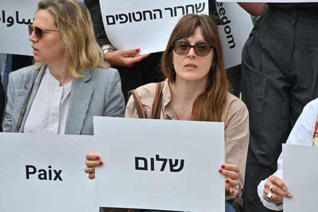 Cannes 2024 Demonstration Guerrieres De La Paix Valerie Donzelli at a feminist demonstration for peace by Guerrieres de la Paix association (Warriors For Peace) during the 77th Cannes Film Festival in Cannes, France on May 20, 2024. Photo by Julien Reynaud APS-Medias ABACAPRESS.COM Cannes France  Copyright: xReynaudxJulien APS-Medias ABACAx