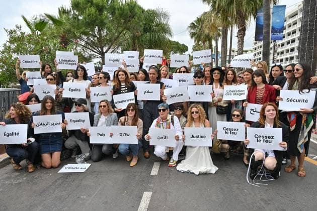 Cannes 2024 Demonstration Guerrieres De La Paix Lubna Azabal, Louise Aubery, Hanna Assouline, Valerie Donzelli, Laetitia Eido at a feminist demonstration for peace by Guerrieres de la Paix association (Warriors For Peace) during the 77th Cannes Film Festival in Cannes, France on May 20, 2024. Photo by Julien Reynaud APS-Medias ABACAPRESS.COM Cannes France  Copyright: xReynaudxJulien APS-Medias ABACAx