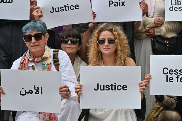 Cannes 2024 Demonstration Guerrieres De La Paix EXCLUSIVE. Feminist demonstration for peace by Guerrieres de la Paix association (Warriors For Peace) during the 77th Cannes Film Festival in Cannes, France on May 20, 2024. Photo by Julien Reynaud APS-Medias ABACAPRESS.COM Cannes France  Copyright: xReynaudxJulien APS-Medias ABACAx