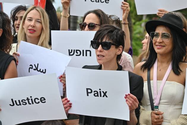 Cannes 2024 Demonstration Guerrieres De La Paix EXCLUSIVE. Lubna Azabal at a call for peace and justice from women of Cinema industry organized by Les Guerrieres de la Paix association (Warriors For Peace) during the 77th Cannes Film Festival in Cannes, France on May 20, 2024. Photo by Julien Reynaud APS-Medias ABACAPRESS.COM Cannes France  Copyright: xReynaudxJulien APS-Medias ABACAx
