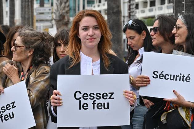 Cannes 2024 Demonstration Guerrieres De La Paix EXCLUSIVE. Louise Aubery at a call for peace and justice from women of Cinema industry organized by Les Guerrieres de la Paix association (Warriors For Peace) during the 77th Cannes Film Festival in Cannes, France on May 20, 2024. Photo by Julien Reynaud APS-Medias ABACAPRESS.COM Cannes France  Copyright: xReynaudxJulien APS-Medias ABACAx