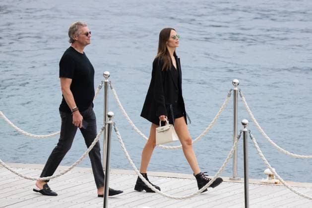 Entertainment Bilder des Tages Natasha Poly At Eden Roc - Antibes Natasha Poly and Peter Bakker seen at the Cap Eden Roc hotel in Antibes, France, on May 20, 2024, during the Cannes Film Festival. Photo by ABACAPRESS.COM Antibes France  Copyright: xABACAx
