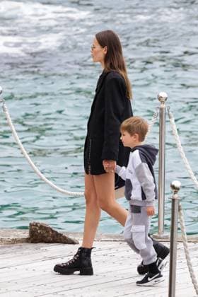 Natasha Poly At Eden Roc - Antibes Please Hide Children?s Faces Prior To The Publication - Natasha Poly and Peter Bakker with children seen at the Cap Eden Roc hotel in Antibes, France, on May 20, 2024, during the Cannes Film Festival. Photo by ABACAPRESS.COM Antibes France  Copyright: xABACAx