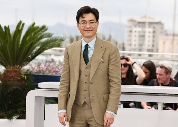 (240520) -- CANNES, May 20, 2024 -- Director Ryoo Seung-Wan poses during a photocall for the film Veteran 2 at the 77th Cannes Film Festival in Cannes, southern France, May 20, 2024. ) FRANCE-CANNES-FILM FESTIVAL-VETERAN 2 GaoxJing 