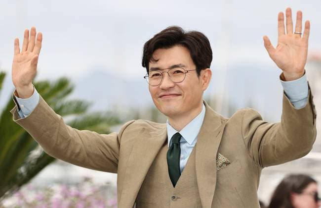 (240520) -- CANNES, May 20, 2024 -- Director Ryoo Seung-Wan poses during a photocall for the film Veteran 2 at the 77th Cannes Film Festival in Cannes, southern France, May 20, 2024. ) FRANCE-CANNES-FILM FESTIVAL-VETERAN 2 GaoxJing 