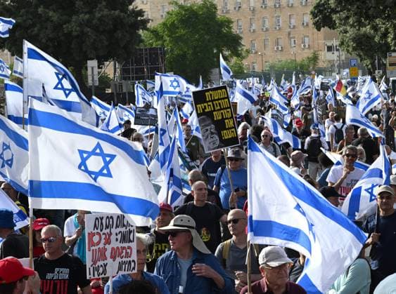 News Themen der Woche KW21 News Bilder des Tages Israelis protest for early elections and the immediate release of hostages held by Hamas in Gaza, outside the Knesset, the Parliament,on Monday, May 20, 2024. The International Criminal Court s Chief prosecutor Karim Khan requested arrest warrants for Israeli and Hamas leaders for war crimes and crimes against humanity.  JER2024052007 DEBBIExHILL