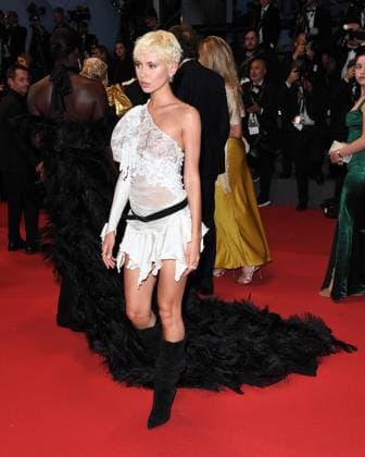 Cannes, France: Cannes, 77th Cannes Film Festival 2024, Red carpet film The Shrouds (Les Linceuls) In the photo: Iris Law Cannes France  - ZUMAp169 20240520_zea_p169_1885 Copyright: xAlbertoxTerenghix