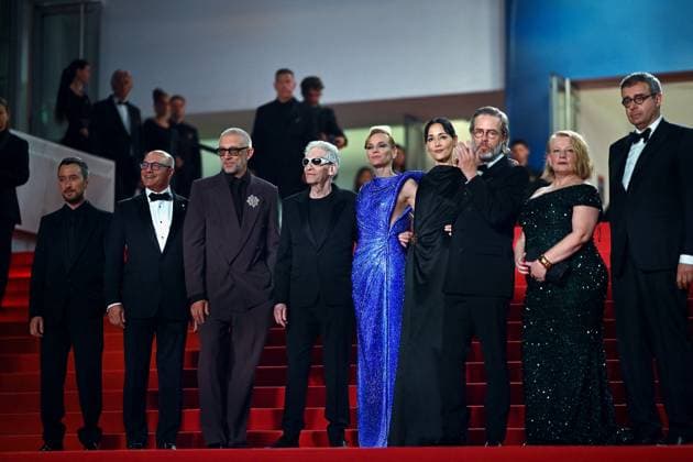 Cannes - The Shrouds Screening Anthony Vaccarello, Vincent Cassel, David Cronenberg, Diane Kruger, Guy Pearce and Elizabeth Saunders attends the The Shrouds (Les Linceuls) screening at the 77th annual Cannes Film Festival at Palais des Festivals on May 20, 2024 in Cannes, France. Photo by Franck Castel ABACAPRESS.COM Cannes France  Copyright: xCastelxFranck ABACAx