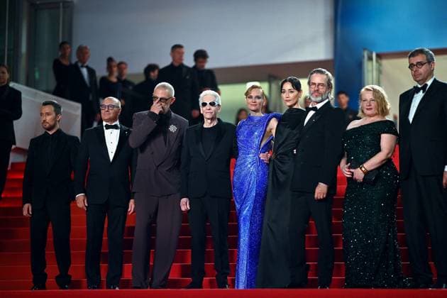 Cannes - The Shrouds Screening Anthony Vaccarello, Vincent Cassel, David Cronenberg, Diane Kruger, Guy Pearce and Elizabeth Saunders attends the The Shrouds (Les Linceuls) screening at the 77th annual Cannes Film Festival at Palais des Festivals on May 20, 2024 in Cannes, France. Photo by Franck Castel ABACAPRESS.COM Cannes France  Copyright: xCastelxFranck ABACAx