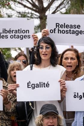 Cannes - Guerrieres De La Paix Flash Mob Action for Gaza and Israel Laetitia Eido (center) and other ?Women warriors of peace?, carry messages in French, Arabic, Hebrew and English stating ?Peace?, ?Cease Fire?, Release the Hostages?, as they demonstrate on the ?Croisette? in Cannes, to draw attention to the situation in Gaza and Israel, around the 77th Cannes Film Festival, in Cannes, France, on May 20, 2024. Photo by Ammar Abd Rabbo ABACAPRESS.COM Cannes France  Copyright: xABACAx