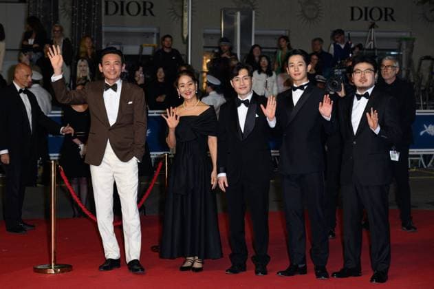 Cannes Veteran 2 Red Carpet NG Jung Hae-in, Ryoo Seung-Wan, a guest and Hwang Jeong-min attending the ?Veteran 2? Screening and Red Carpet at Palais Des Festivals in Cannes, France on May 20 2024 as part of the 77th Cannes Film Festival. Photo by Nicolas Genin ABACAPRESS.COM Cannes France  Copyright: xGeninxNicolas ABACAx