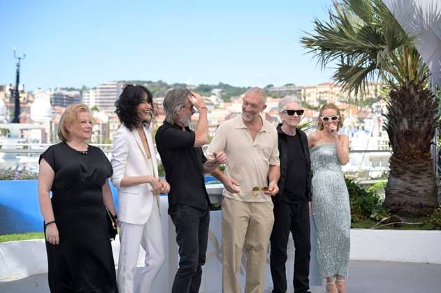 CANNES, FRANCE MAY 21 G D Elizabeth SAUNDERS, actress, Sandrine HOLT, actress, Guy PEARCE, actor, Vincent CASSEL, actor, David CRONENBERG, director, Diane KRUGER, actress during the photocall of the film Les Linceuls screened in Competition at the 77th Cannes Film Festival at the Palais des Festivals on May 21, 2024 in Cannes, France CELEBRITES 77eme Festival de Cannes Photocall 21 05 2024 ValentinaClaret Panoramic