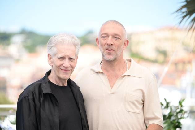 CANNES, FRANCE MAY 21 G D David CRONENBERG, director, Vincent CASSEL, actor, during the photocall of the film Les Linceuls screened in Competition at the 77th Cannes Film Festival at the Palais des Festivals on May 21, 2024 in Cannes, France CELEBRITES 77eme Festival de Cannes Photocall 21 05 2024 ValentinaClaret Panoramic 