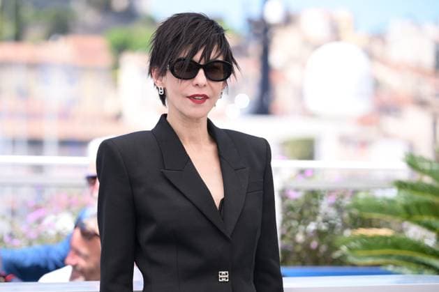 CANNES, FRANCE MAY 21 G D Lubna AZABAL, actress, during the photocall of the Jury of short films and cinema of the 77th Cannes Film Festival at the Palais des Festivals on May 21, 2024 in Cannes, France CELEBRITES 77th Cannes Film Festival Photocall 21 05 2024 ValentinaClaret Panoramic 