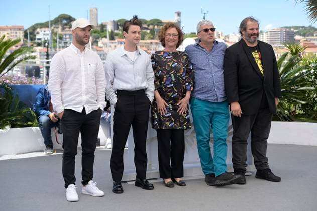 CANNES, FRANCE MAY 21 G D Jean Baptiste DURAND, Felix KYSYL, Catherine FROT, Alain GUIRAUDIE, Jacques DEVELAY during the photocall of the film Misericorde from the Cannes Premiere selection at the 77th Cannes Film Festival at the Palais des Festivals on May 21, 2024 in Cannes, France CELEBRITES 77eme Festival de Cannes Photocall 21 05 2024 ValentinaClaret Panoramic 