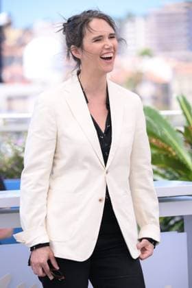 CANNES, FRANCE MAY 21 G D Jeanne HERRY, scriptwriter, during the photocall of the film Le Royaume competing in the Un Certain Regard selection at the 77th Cannes Film Festival at the Palais des Festivals on May 21, 2024 in Cannes, France CELEBRITES 77eme Festival de Cannes Photocall 21 05 2024 ValentinaClaret Panoramic 