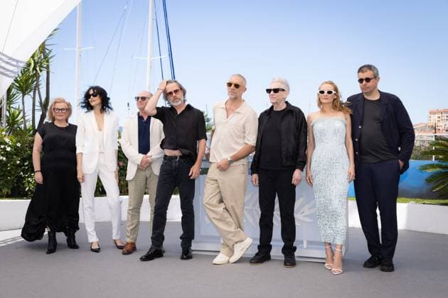 Cannes - The Shrouds Photocall Elizabeth Saunders, Sandrine Holt, Guy Pearce, Vincent Cassel, director David Cronenberg and Diane Kruger attend the The Shrouds (Les Linceuls) Photocall at the 77th annual Cannes Film Festival at Palais des Festivals on May 21, 2024 in Cannes, France. Photo by Shootpix ABACAPRESS.COM Cannes France  Copyright: xShootpix ABACAx