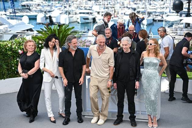 News - The Shrouds Photocall - The 77th Annual Cannes Film Festival Elizabeth Saunders, Sandrine Holt, Guy Pearce, Vincent Cassel, director David Cronenberg and Diane Kruger attend the The Shrouds (Les Linceuls) Photocall at the 77th annual Cannes Film Festival at Palais des Festivals on May 21, 2024 in Cannes, France. Cannes Palais des Festival France Copyright: xStefanosxKyriazisx xLiveMediax LPN_1364887