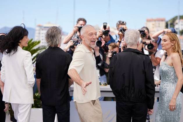 Photocall of the movie The Shrouds Les linceuls CompÃ tition during the 77th Cannes International Film Festival Sandrine Holt, Guy Pearce, Vincent Cassel, le rÃ alisateur David Cronenberg, Diane Kruger Photocall of the movie The Shrouds Les linceuls CompÃ tition during the 77th Cannes International Film Festival May 14 25, 2024 , le 21 mai 2024 Moreau Jacovides Bestimage Photocall of the movie The Shrouds Les linceuls Competition during the 77th Cannes International Film Festival May 14 25, 2024 , May 21st, 2024 Cannes France  Copyright: xJACOVIDES-MOREAUx xBESTIMAGExJACOVIDES-MOREAUx xBESTIMAGEx