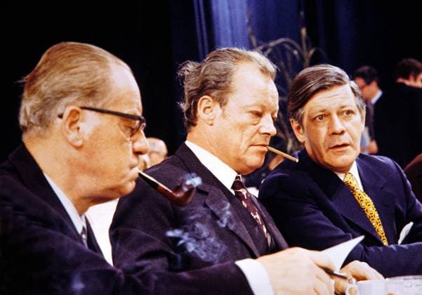 Bundesparteitag SPD 1972 Herbert Wehner , Willy Brandt und Helmut Schmidt Achtung - Archivfoto - geschätztes Aufnahmedatum, Dortmund *** Federal Party Conference SPD 1972 Herbert Wehner , Willy Brandt and Helmut Schmidt Attention Archive photo Estimated Recording date, Dortmund