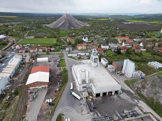 25.04. Sachsen-Anhalt Sachsen Anhalt Saalekreis Saalkreis Foto Teutschenthal Firma GTS Versatzbergbau Grube Teutschenthal Sicherungs GmbH & Co. KG Verfüllung der Hohlräume mit Versatzstoffen Stilllegung und Sicherung der Grube, Hohlraumreduzierung durch Einbringung von Versat Luftbild Luftaufnahme Ansicht Ortsansicht *** 25 04 Saxony Anhalt Saxony Anhalt Saalekreis Saalkreis Photo Teutschenthal Company GTS Versatzbergbau Grube Teutschenthal Sicherungs GmbH Co KG Backfilling of cavities with backfill materials Decommissioning and securing of the mine, cavity reduction by insertion of backfill Aerial photograph Aerial view View of the site