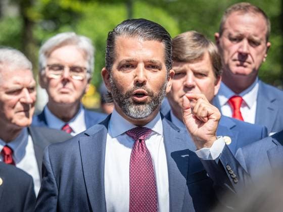 News Themen der Woche KW21 News Bilder des Tages May 21, 2024, New York, New York, USA: DONALD TRUMP JR. talks to the media attesting that the judge and everyone in the media are against his father. After the morning session several GOP supporters of Trump came down to tell the press how much they admired him and that this trial was a farce. .The defense rested today in the Donald Trump hush money trial in New York City. Outside several supporters chanted and the opposition heckled them as loud. New York USA - ZUMAc266 20240521_znp_c266_005 Copyright: xCarlosxChiossonex