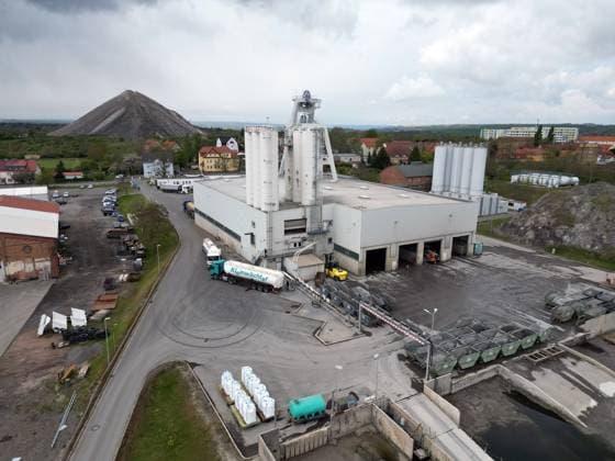 25.04. Sachsen-Anhalt Sachsen Anhalt Saalekreis Saalkreis Foto Teutschenthal Firma GTS Versatzbergbau Grube Teutschenthal Sicherungs GmbH & Co. KG Verfüllung der Hohlräume mit Versatzstoffen Stilllegung und Sicherung der Grube, Hohlraumreduzierung durch Einbringung von Versat Luftbild Luftaufnahme Ansicht Ortsansicht *** 25 04 Saxony Anhalt Saxony Anhalt Saalekreis Saalkreis Photo Teutschenthal Company GTS Versatzbergbau Grube Teutschenthal Sicherungs GmbH Co KG Backfilling of cavities with backfill materials Decommissioning and securing of the mine, cavity reduction by insertion of backfill Aerial photograph Aerial view View of the site