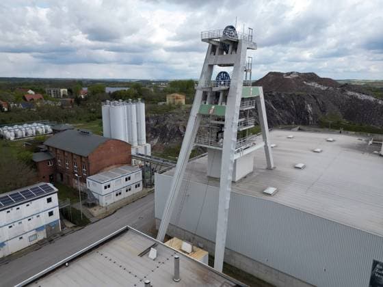 25.04. Sachsen-Anhalt Sachsen Anhalt Saalekreis Saalkreis Foto Teutschenthal Firma GTS Versatzbergbau Grube Teutschenthal Sicherungs GmbH & Co. KG Verfüllung der Hohlräume mit Versatzstoffen Stilllegung und Sicherung der Grube, Hohlraumreduzierung durch Einbringung von Versat Luftbild Luftaufnahme Ansicht Ortsansicht *** 25 04 Saxony Anhalt Saxony Anhalt Saalekreis Saalkreis Photo Teutschenthal Company GTS Versatzbergbau Grube Teutschenthal Sicherungs GmbH Co KG Backfilling of cavities with backfill materials Decommissioning and securing of the mine, cavity reduction by insertion of backfill Aerial photograph Aerial view View of the site