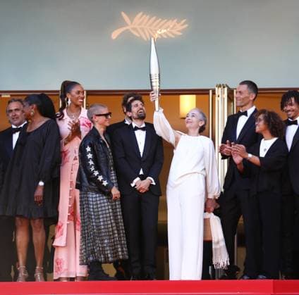 Bilder des Jahres 2024, Entertainment 05 Mai Entertainment Themen der Woche KW21 May 21, 2024, Cannes, Cote D azur, France: CEO of France Televisions DELPHINE ERNOTTE carries the Olympic torch up the red carpet ahead of Marcello Mio Premiere screening at the 77th Annual Cannes Film Festival at Palais des Festivals in Cannes, France Cannes France - ZUMAc179 20240521_zep_c179_094 Copyright: xMickaelxChavetx