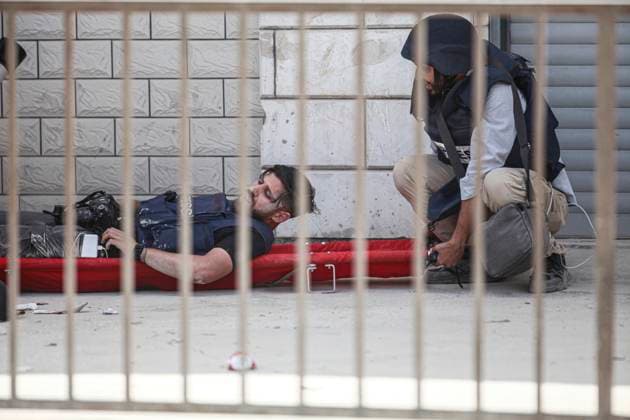 Bilder des Jahres 2024, News 05 Mai News Themen der Woche KW21 News Bilder des Tages Nahostkonflikt, Westjordanland, Eindrücke aus Dschenin May 21, 2024, Jenin, West Bank, Palestine: Journalists carry their colleague who was injured by Israeli forces bullets during a military operation in the Jenin refugee camp, in the northern West Bank, In the northern West Bank camp, during a military operation searching for Palestinian militants from the Jenin Brigade. The Palestinian Ministry of Health said that 7 Palestinian civilians were killed, including two doctors, a teacher, and a student who was on his way to school during the military operation. Jenin Palestine - ZUMAs197 20240521_aaa_s197_050 Copyright: xNasserxIshtayehx