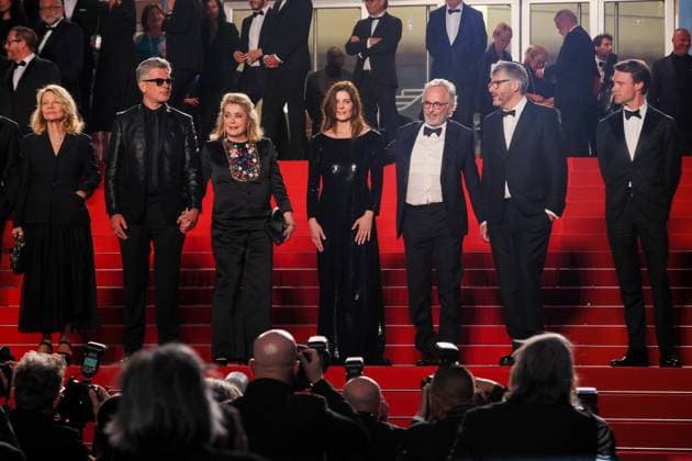 CC Descente des marches du film Â Marcello Mio Â lors du 77eme Festival International du Film de Cannes Nicole Garcia, Benjamin Biolay, Catherine Deneuve, Chiara Mastroianni, Fabrice Luchini, Christophe HonorÃ , Hugh Skinner Descente des marches du film Â Marcello Mio Â lors du 77eme Festival International du Film de Cannes, au Palais des Festivals Ã Cannes Le 21 mai 2024 Christophe Clovis Bestimage People leaving the red carpet of the movie Â Marcello Mio Â during the 77th Cannes International Film Festival at the Palais des Festivals in Cannes, France On may 21th 2024 Cannes France  Copyright: xChristophexClovisx xBestimagexChristophexClovisx xBestimagex