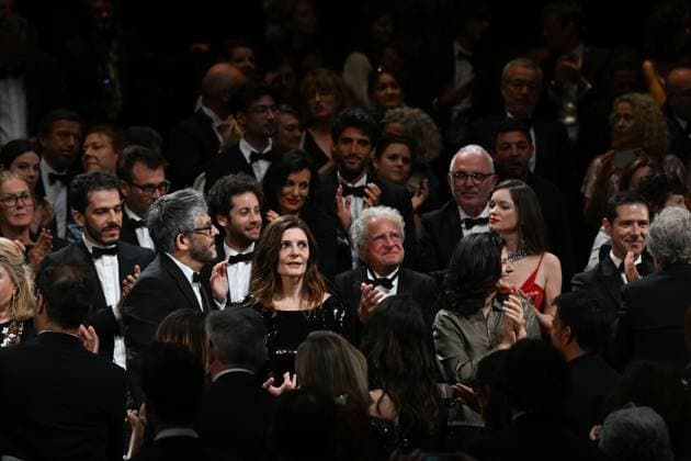 77eme Festival International du Film de Cannes Atmosphere a la fin de la projection du film Marcello Miio 77th International Cannes Film Festival Atmosphere at the end of Marcello Mio movie screening EXCLUSIVE Contact us for any web use 305321 2024 05 21 Cannes France Mastroianni, Chiara HonorÃ , Christophe  Copyright: xSergexArnalx xStarfacex STAR_305321_010
