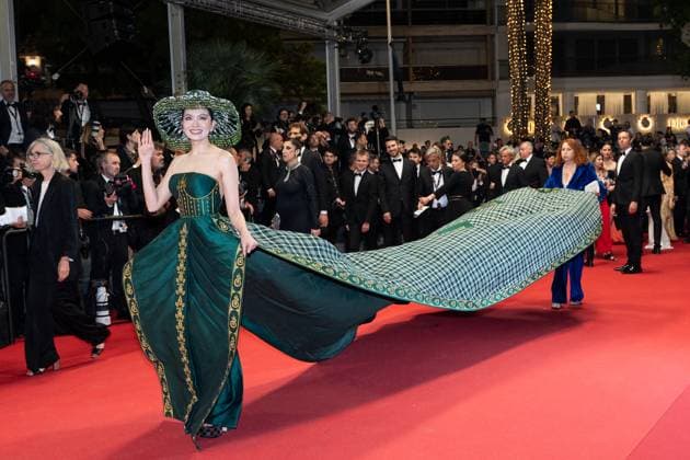 77eme Festival International du Film de Cannes Montee des marches du film Parthenope 77th International Cannes Film Festival Red carpet of Parthenope movie 305317 2024 05 21 Cannes France Mean Sonyta  Copyright: xEstellexCarlierx xStarfacex STAR_305317_059