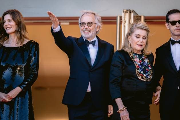77eme Festival International du Film de Cannes Montee des marches du film Marcelo Mio 77th International Cannes Film Festival Red carpet of Marcello Mio movie 305316 2024 05 21 Alpes Maritimes Cannes France Deneuve, Catherine Luchini, Fabrice  Copyright: xTerencexBaelenx STAR_305316_028