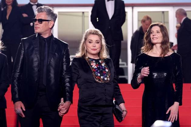 M Descente des marches du film Â Marcello Mio Â lors du 77eme Festival International du Film de Cannes Benjamin Biolay, Catherine Deneuve et sa fille Chiara Mastroianni Descente des marches du film Â Marcello Mio Â lors du 77eme Festival International du Film de Cannes, au Palais des Festivals Ã Cannes On may 21th 2024 Jacovides Moreau Bestimage People leaving the red carpet of the movie Â Marcello Mio Â during the 77th Cannes International Film Festival at the Palais des Festivals in Cannes, France On may 21th 2024 Cannes France  Copyright: xJACOVIDES-MOREAUx xBESTIMAGExJACOVIDES-MOREAUx xBESTIMAGEx
