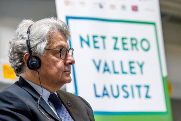EU-Kommissar Breton besucht die Lausitz DEU Deutschland Brandenburg Spremberg, 17.05.2024, EU-Kommissar Thierry Breton zu Besuch in der Lausitz. Auf Einladung der Lausitzrunde, einem kommunalen Buendnis fuer Strukturentwicklung der brandenburgischen und saechsischen Lausitz, besucht EU-Kommissar Breton die brandenburgische Kleinstadt Spremberg mit dem Industriepark Schwarze Pumpe um Unterstuetzung fuer die Bewerbung der Region um eine Net Zero Modellregion zu signalisieren. Die Lausitz hat sich im Rahmen des Strukturwandels und des Kohleausstiegs als Modellregion fuer eine klimaneutrale Net Zero Region (Net Zero Valley Lausitz) beworben. *** EU Commissioner Breton visits Lusatia DEU Germany Brandenburg Spremberg, 17 05 2024, EU Commissioner AF_Lausitzrunde_69103.jpeg