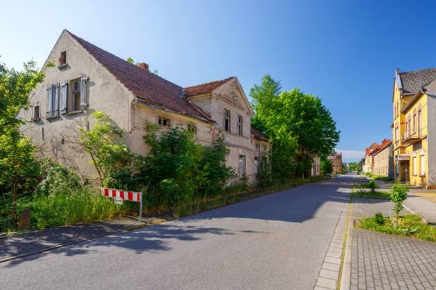 Neupetershain - Verfall im laendlichen Raum DEU Deutschland Brandenburg Neupetershain, 20.05.2024, Verfall im laendlichen Raum, Neupetershain, Ruinen und verlassene Haeuser stehen in einer ehemals belebten Strasse der Ortschaft im Landkreis OSL. *** Neupetershain decay in the rural area DEU Germany Brandenburg Neupetershain, 20 05 2024, Decay in the rural area, Neupetershain, Ruins and abandoned houses stand in a formerly busy street of the village in the district of OSL AF_IMG_37341.jpeg