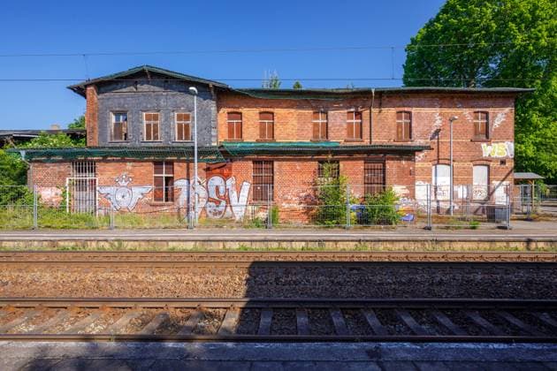 Bahnhof Neupetershain - Verfall im laendlichen raum DEU Deutschland Brandenburg Neupetershain, 20.05.2024, Alter Bahnhof Neupetershain, heute Haltepunkt der Deutschen Bahn, Das alte Bahnhofsgebaeude verfaellt seit Jahrzehnten, das Schicksal teilt der Bahnhof der lausitzer Gemeinde mit vielen weiteren Bahnhoefen im laendlichen Raum von Brandenburg und in Ostdeutschland. *** Neupetershain station decay in rural area DEU Germany Brandenburg Neupetershain, 20 05 2024, Old Neupetershain station, now a Deutsche Bahn stop, The old station building has been decaying for decades, the station in the Lausitz community shares this fate with many other stations in the rural area of Brandenburg and in eastern Germany AF_IMG_37324.jpeg