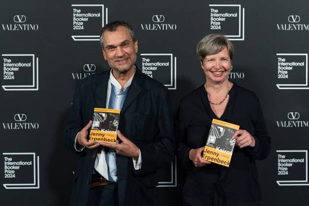International Booker Prize 2024 Award Ceremony In London LONDON, UNITED KINGDOM - MAY 21, 2024: Author Jenny Erpenbeck (R) and translator Michael Hofmann pose with the copies of the book Kairos as they attend the official winners™ ceremony of the International Booker Prize 2024 at Tate Modern in London, United Kingdom on May 21, 2024. The International Booker Prize is awarded annually for the finest single work of fiction from around the world which has been translated into English and published in the UK and Ireland. London Greater London United Kingdom  Copyright: xWIktorxSzymanowiczx originalFilename: szymanowicz-internat240521_npHBz.jpg