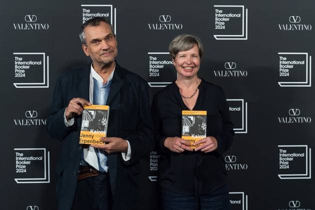 International Booker Prize 2024 Award Ceremony In London LONDON, UNITED KINGDOM - MAY 21, 2024: Author Jenny Erpenbeck (R) and translator Michael Hofmann pose with the copies of the book Kairos as they attend the official winners™ ceremony of the International Booker Prize 2024 at Tate Modern in London, United Kingdom on May 21, 2024. The International Booker Prize is awarded annually for the finest single work of fiction from around the world which has been translated into English and published in the UK and Ireland. London Greater London United Kingdom  Copyright: xWIktorxSzymanowiczx originalFilename: szymanowicz-internat240521_npNiC.jpg