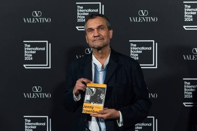 International Booker Prize 2024 Award Ceremony In London LONDON, UNITED KINGDOM - MAY 21, 2024: Translator Michael Hofmann poses with the book Kairos as he attends the official winners™ ceremony of the International Booker Prize 2024 at Tate Modern in London, United Kingdom on May 21, 2024. The International Booker Prize is awarded annually for the finest single work of fiction from around the world which has been translated into English and published in the UK and Ireland. London Greater London United Kingdom  Copyright: xWIktorxSzymanowiczx originalFilename: szymanowicz-internat240521_npUJV.jpg