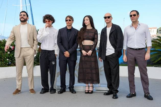 Cannes - Anora Photocall Vache Tovmasyan, Mark Eydelshteyn, Sean Baker, Mikey Madison, Jurij Borisov and Karren Karagulian attend the Anora Photocall at the 77th annual Cannes Film Festival at Palais des Festivals on May 22, 2024 in Cannes, France. Photo by Shootpix ABACAPRESS.COM Cannes France  Copyright: xShootpix ABACAx
