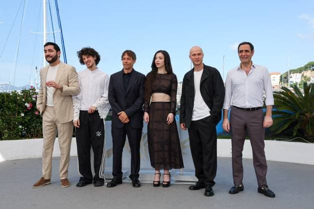 Cannes - Anora Photocall Vache Tovmasyan, Mark Eydelshteyn, Sean Baker, Mikey Madison, Jurij Borisov and Karren Karagulian attend the Anora Photocall at the 77th annual Cannes Film Festival at Palais des Festivals on May 22, 2024 in Cannes, France. Photo by Shootpix ABACAPRESS.COM Cannes France  Copyright: xShootpix ABACAx