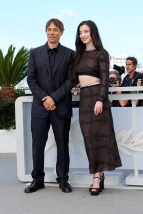 Cannes - Anora Photocall Sean Baker and Mikey Madison attend the Anora Photocall at the 77th annual Cannes Film Festival at Palais des Festivals on May 22, 2024 in Cannes, France Photo by Shootpix ABACAPRESS.COM Cannes France  Copyright: xShootpix ABACAx
