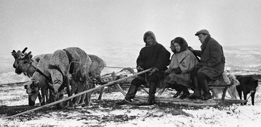 Archivbilder der Woche KW21 PAKHMUTOVA COMPOSER REINDEER BREEDERS 83421 01.01.1967 Composer Alexandra Pakhmutova (center) on the sledge with reindeer-breeders. Ptitsyn Sputnik Russia  Copyright: xPtitsynx
