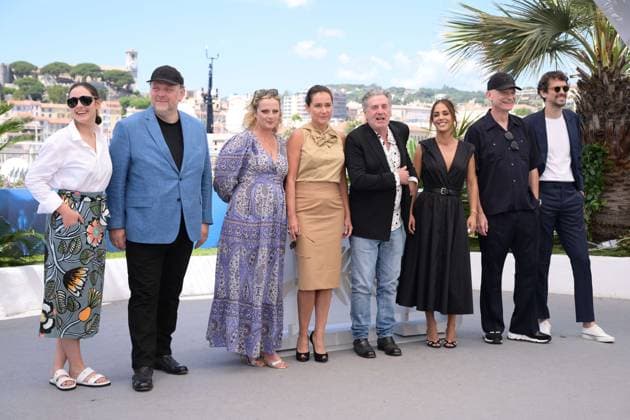 CANNES, FRANCE MAY 22 G D Nelly AUTEUIL, Gregory GADEBOIS, Aurore AUTEUIL, Sidse BABETT KNUDSEN, Daniel AUTEUIL, director, actor, Alice BELAADI, Gaetan ROUSSEL, Hugo GELIN, during the photocall of the film Le Fil in Seance Speciale at the 77th Cannes Film Festival at the Palais des Festivals on May 22, 2024 in Cannes, France CINEMA 77eme Festival de Cannes Photocall 22 05 2024 ValentinaClaret Panoramic
